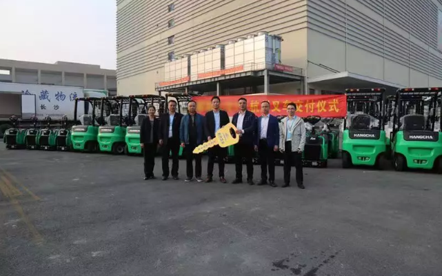 【強(qiáng)勢(shì)】杭叉集團(tuán)交付湖南某大型冷庫(kù)58臺(tái)鋰電池叉車！