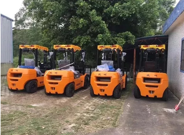 【叉車操作小知識(shí)】?jī)?nèi)燃叉車要怎么換擋？