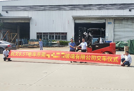 叉車搬運(yùn)玻璃？要輕拿輕放！